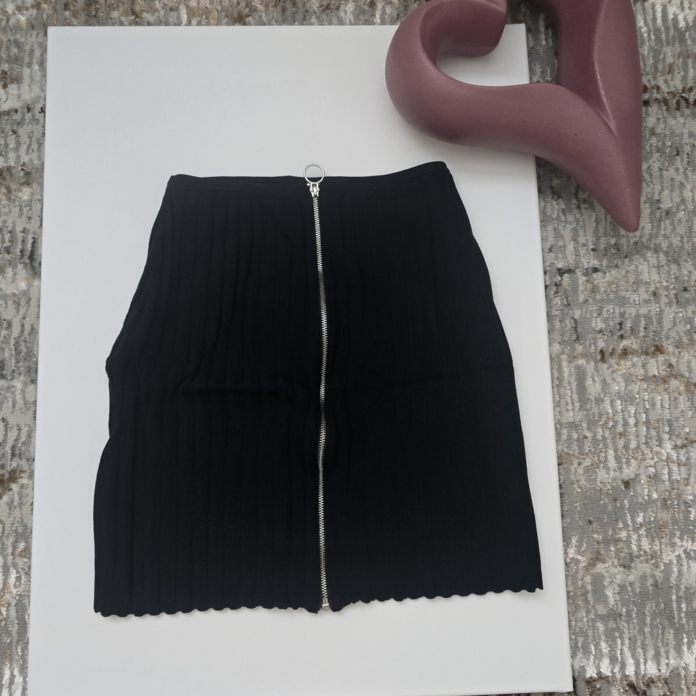 🖤 Black Ribbed Mini Skirt with Center Silver Zipper – Bershka (Size M)